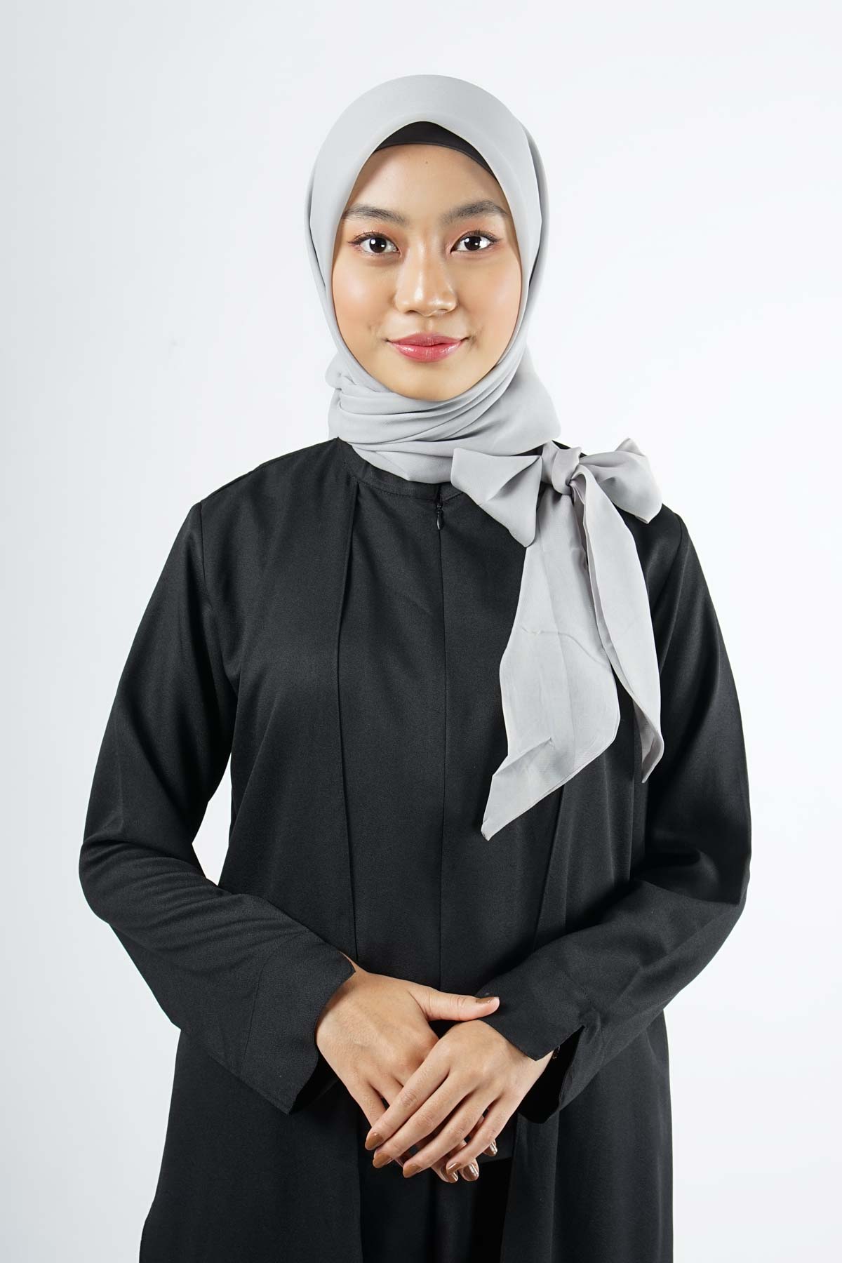 Raven Hijab – Light Grey – Kerudung Segi Empat Bahan Adem Dengan Pita