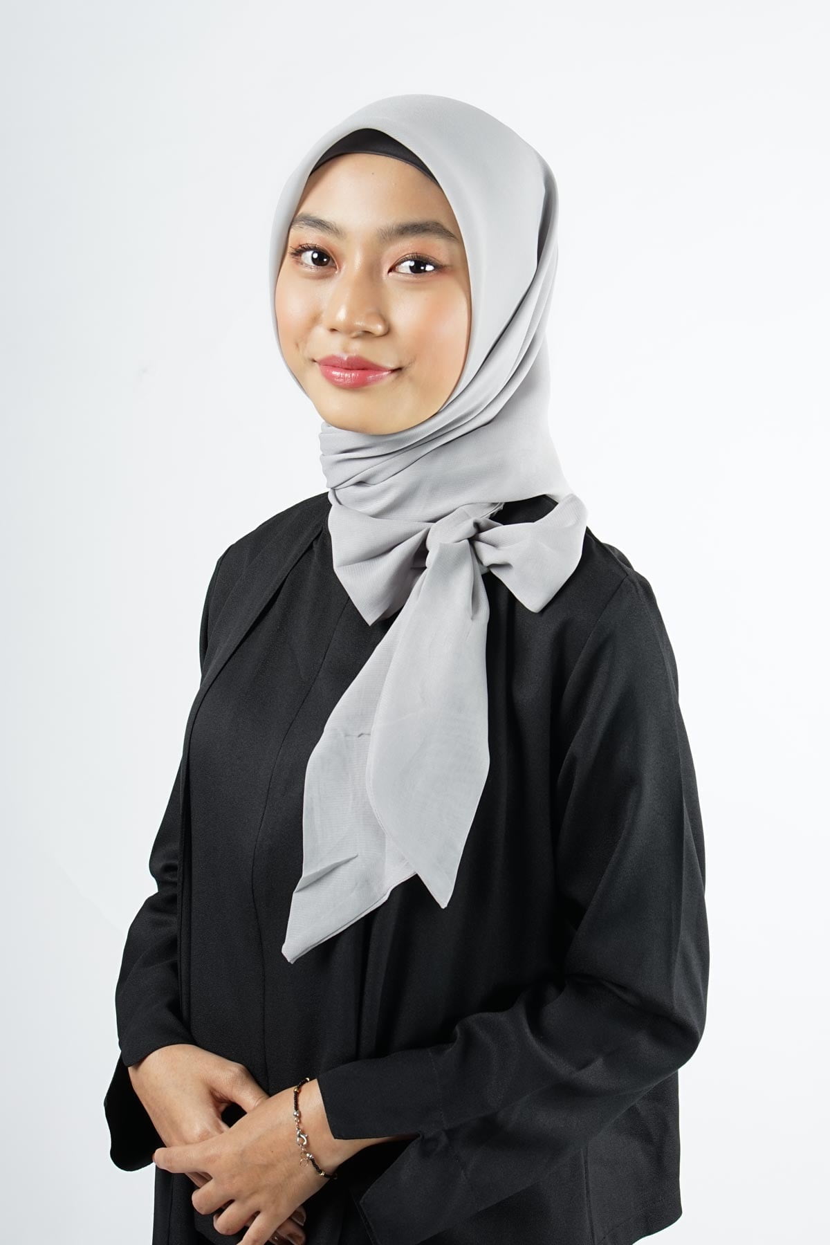 Raven Hijab – Light Grey – Kerudung Segi Empat Bahan Adem Dengan Pita