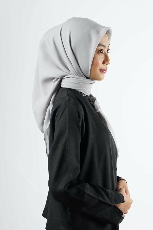 Raven Hijab – Light Grey – Kerudung Segi Empat Bahan Adem Dengan Pita