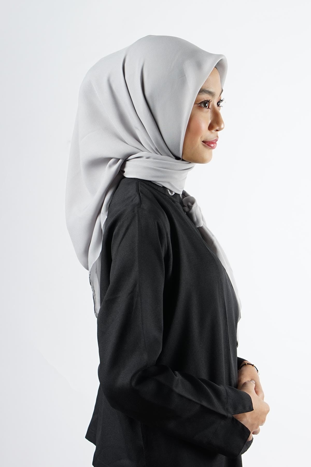 Raven Hijab – Light Grey – Kerudung Segi Empat Bahan Adem Dengan Pita
