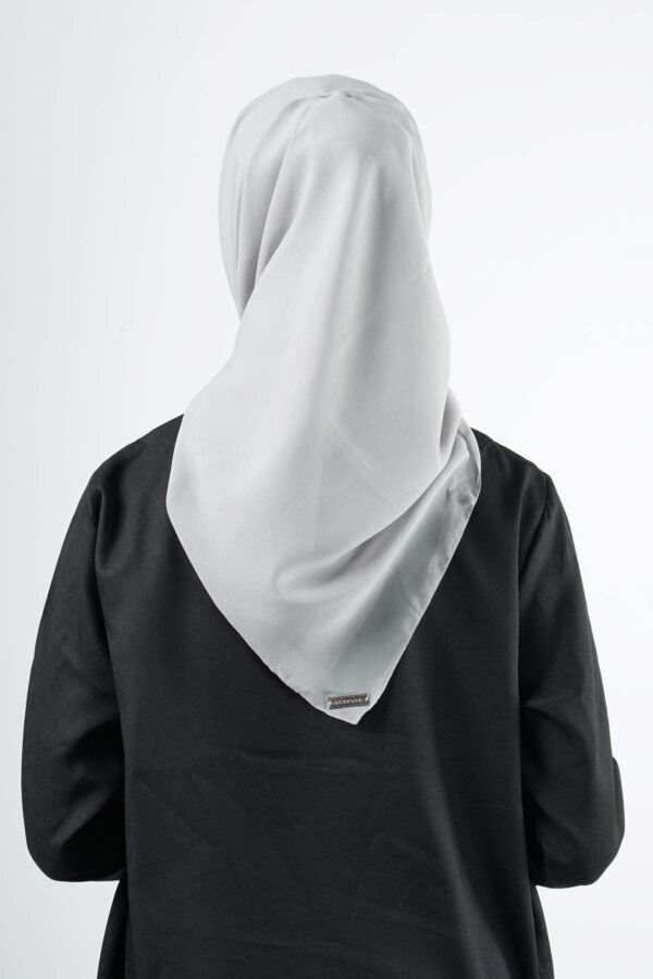 Raven Hijab – Light Grey – Kerudung Segi Empat Bahan Adem Dengan Pita